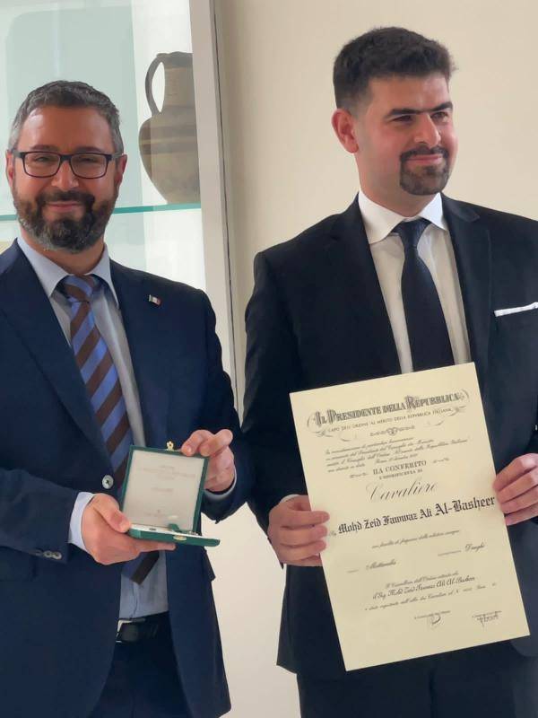 الرئيس الإيطالي يمنح أردني وسام رفيع المستوى (صور)