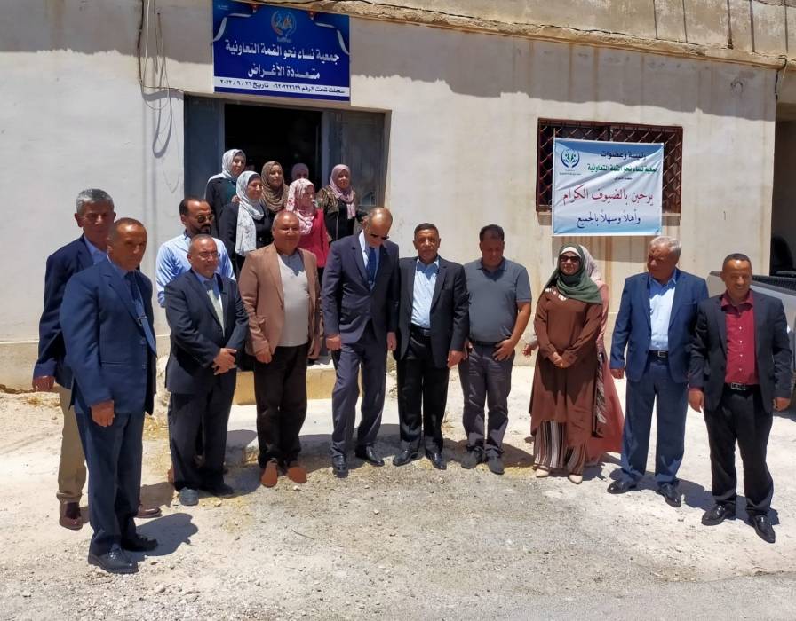 ال خطاب : يفتتح مبنى جمعية نساء نحو القمة التعاونية في قضاء منشية بني حسن