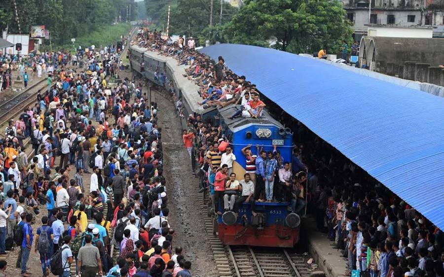 بنغلادش تحظر السفر على أسطح القطارات