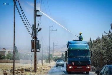 كهرباء إربد تُنفذ حملة لغسل عوازل الكهرباء  صور