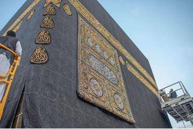 الأغلى عالمياً .. مراحل وتكلفة صناعة ثوب الكعبة المشرفة