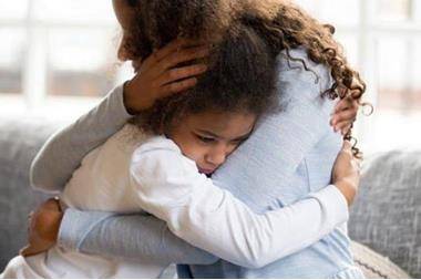 حماية الأسرة والأحداث للمواطنين: عانقوا اطفالكم