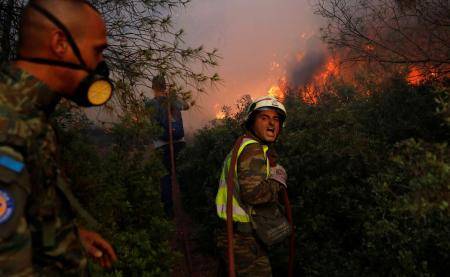 السلطات اليونانية والايطالية تجلي المئات بسبب الحرائق