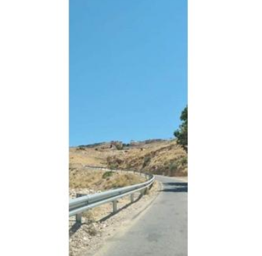 الفحيص : تركيب حواجز حديدية على طريق وادي الارزق لحماية المركبات لخطورته