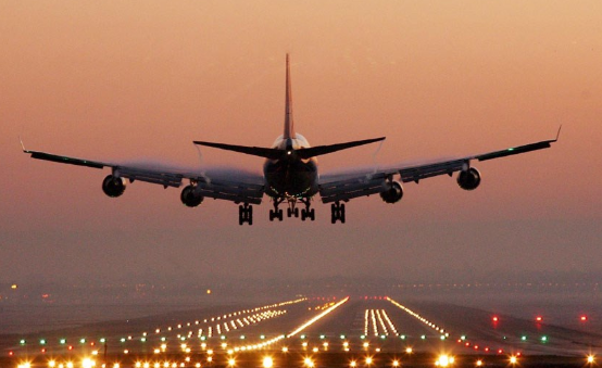 مصادر تفند الشائعات حول رحلة العين الحمارنة بالطائرة ..وعلى متنها عائلته وصديق عربي ليس إلا !