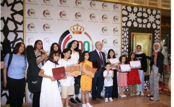 توزيع الجوائز والدروع على المشاركين بمسابقة الكاتب الصغير لمنظمة نقطة ضوء