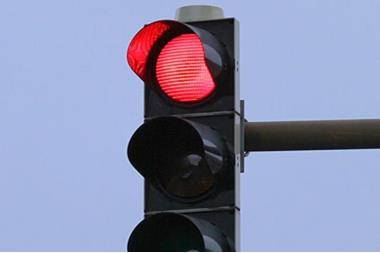 ضبط 20 مخالفة قطع إشارة حمراء على الطرق الخارجية خلال 24 ساعة