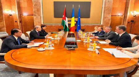 الصفدي يلتقي رئيس الوزراء الروماني ويبحث تعزيز التعاون بين البلدين