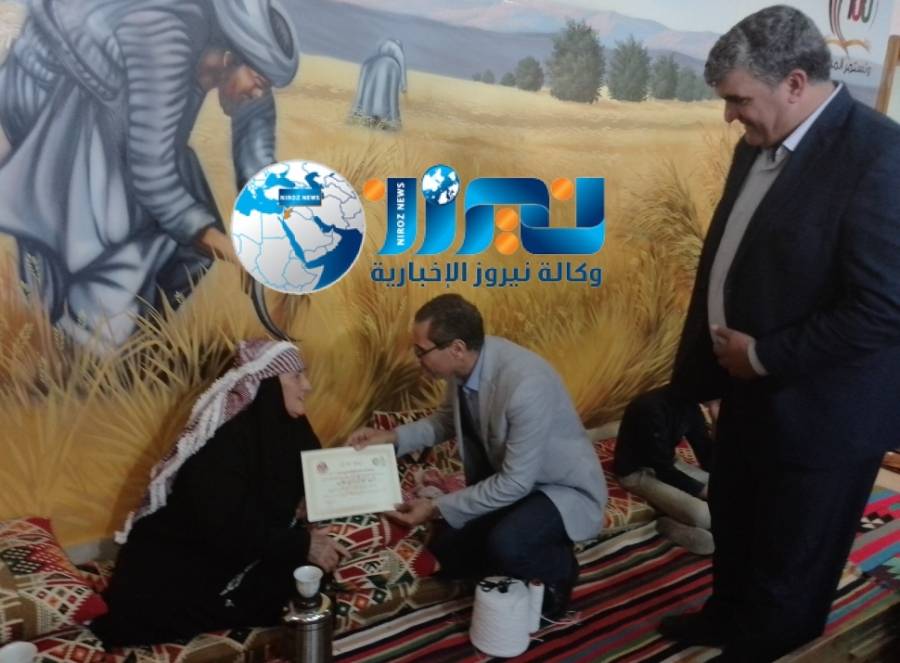 إحدى المشاركات بالمعرض كبيرة بالعمر ...البراري ذهب إليها ليكرمها