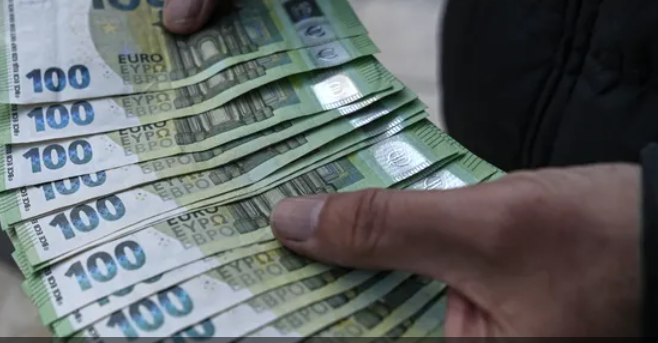 أزمة خفض إمدادات الغاز الروسي تلقي بظلالها على عملة اليورو