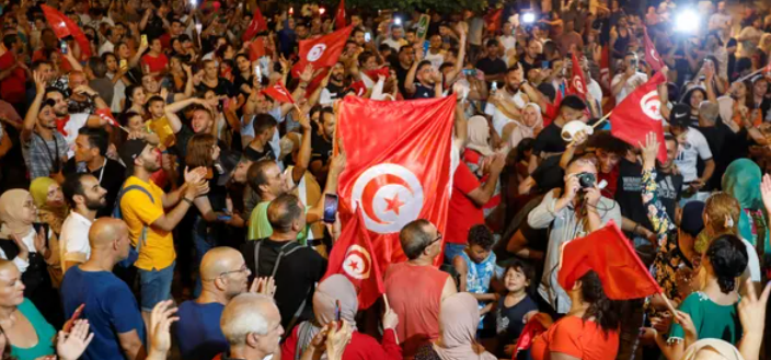بـنعم للدستور.. تونس تلفظ إرهاب الإخوان
