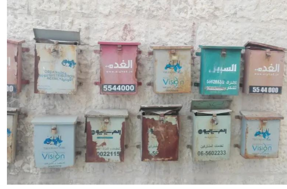 إداريون يراقبون الصحفيين