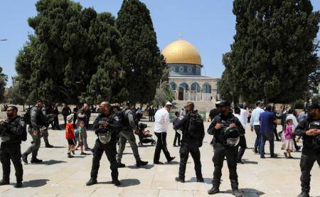عشرات المستوطنين يقتحمون الأقصى