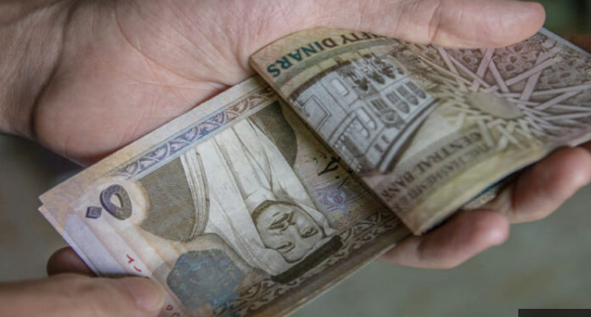 الحكومة: لا رفع لرواتب الموظفين