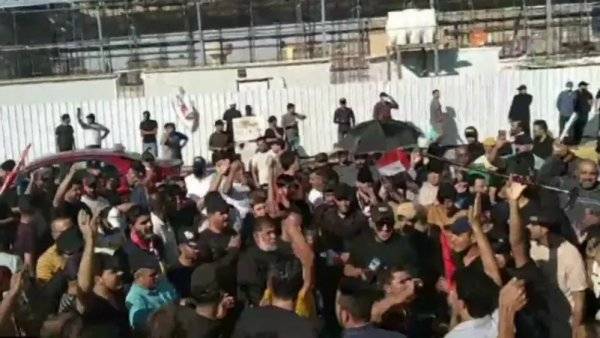 متظاهرون يقتحمون البرلمان العراقي