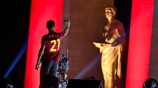 مشاهد مبهرة من الاستقبال الأسطوري لـملك روما الجديد