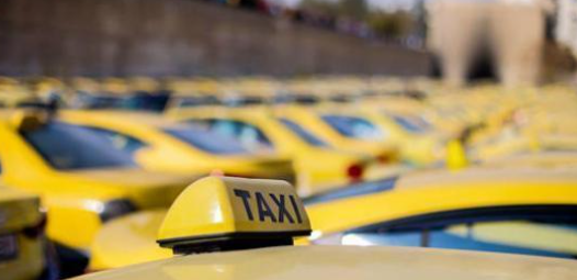 السيارات العمومية  تطالب بتعجيل دعم المحروقات