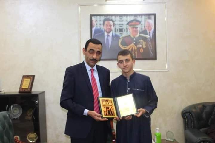 مهيدات يكرم حافظ القرآن الكريم محمد نوح العنانزة