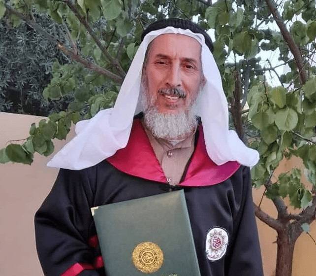 الشبلي إمام مسجد يحصد البكالوريوس بعد 23 حفيدا