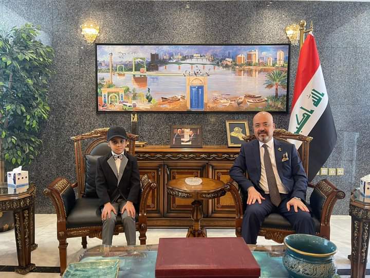السفير العراقي لدى الأردن يستقبل الطفل عبد السلام القيسي المصاب خلال عملية الموصل