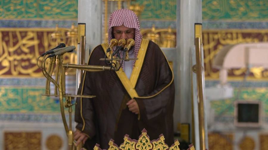 خطيب المسجد النبوي :الدنيا داراً للابتلاء والاختبار فهي الطريق إلى دار البقاء