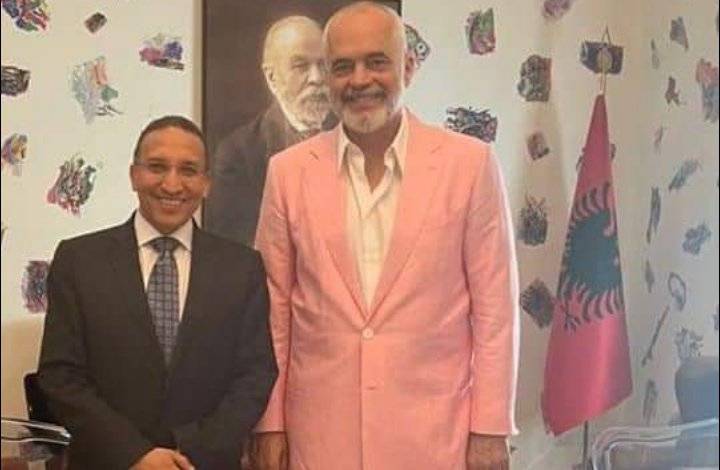 رئيس الوزراء الألباني يستقبل السفير المصري