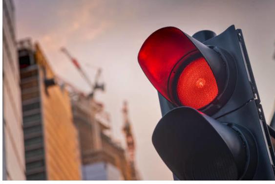 ضبط 81 مركبة تجاوزت الإشارة الحمراء