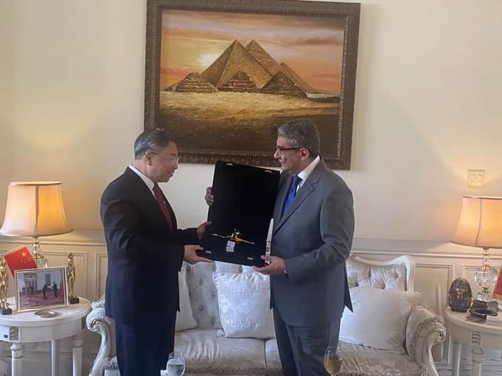 السفير المصري في بكين يستقبل رئيس شركة سينوفارم للتباحث حول التعاون المستقبلي