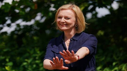 تراس تفوز بمؤيدين رئيسيين في سباق القيادة في بريطانيا وسوناك يتهمها بصب الزيت على النار