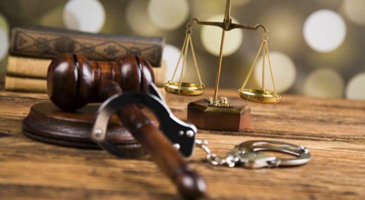 الجنايات الكبرى توجه تهمة القتل العمد لأم أنهت حياة طفليها خنقا في سحاب