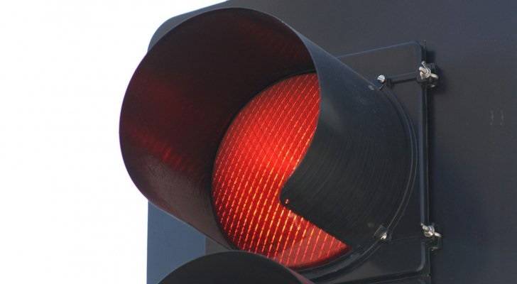 الدوريات الخارجية: ضبط 81 مركبة تجاوزت الإشارة الضوئية حمراء