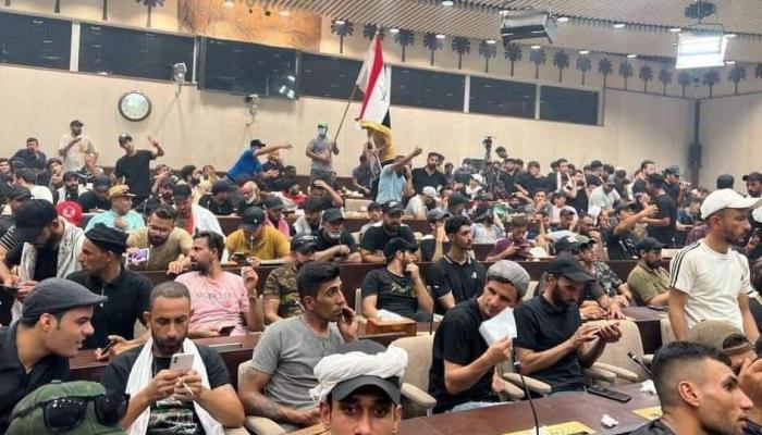 هتافات تندد بإيران تحت قبة البرلمان العراقي