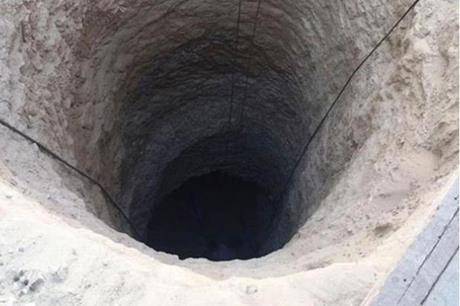 وفاة طفل سقط في حفرة امتصاصية بالسلط