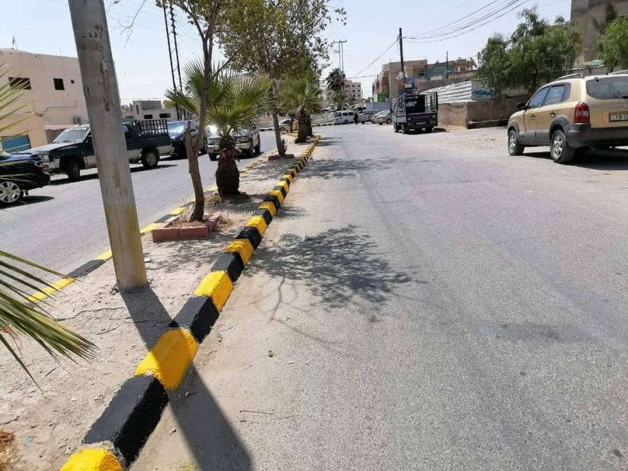 بلدية لواء الموقر تقوم بتنظيف و دهان الأرصفة والاطاريف... صور 