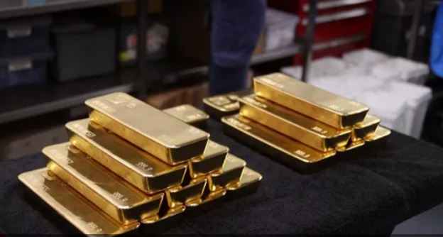 الذهب يسجل أعلى مستوى في 4 أسابيع مدعوما بضعف الدولار