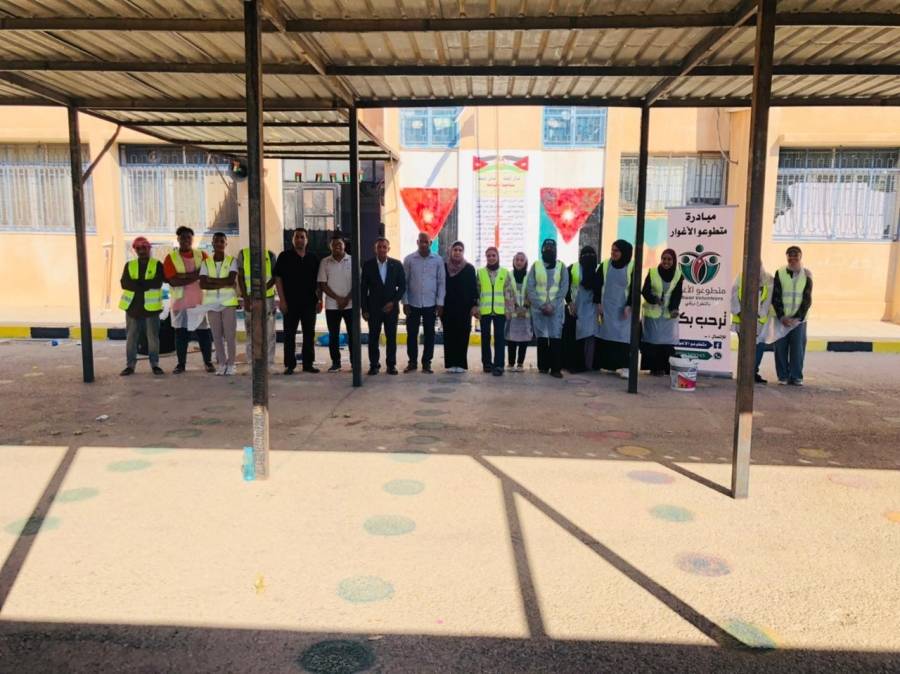 متطوعو الاغوار تزين مدرسة الذراع الثانوية المختلطة في لواء الاغوار الجنوبية.