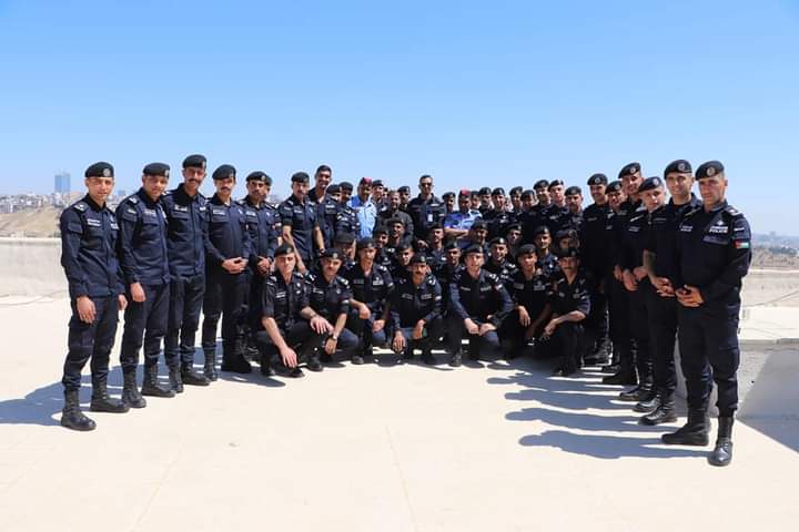 وفد من الضباط الأحداث يزورون ادارة مكافحة المخدرات