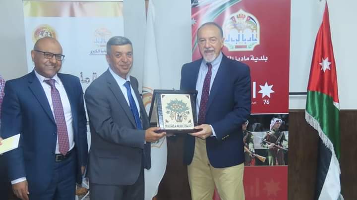 السفير الأمريكي هنري ووستر  يزور بلدية مادبا الكبرى ويلتقي برئيسها عارف الرواجيح