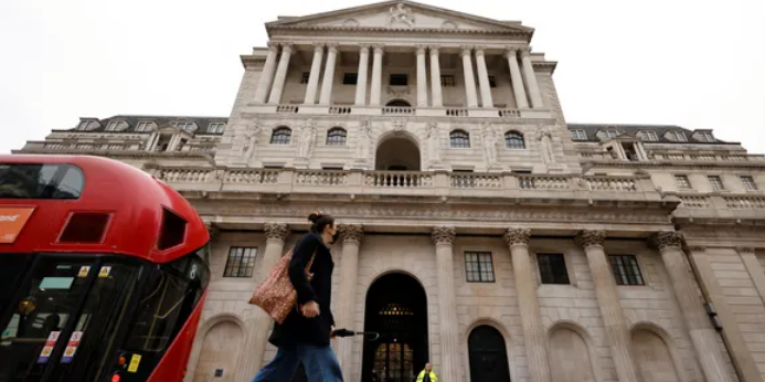 بنك إنجلترا يرفع الفائدة 50 نقطة أساس.. الأكبر منذ 27 عاما