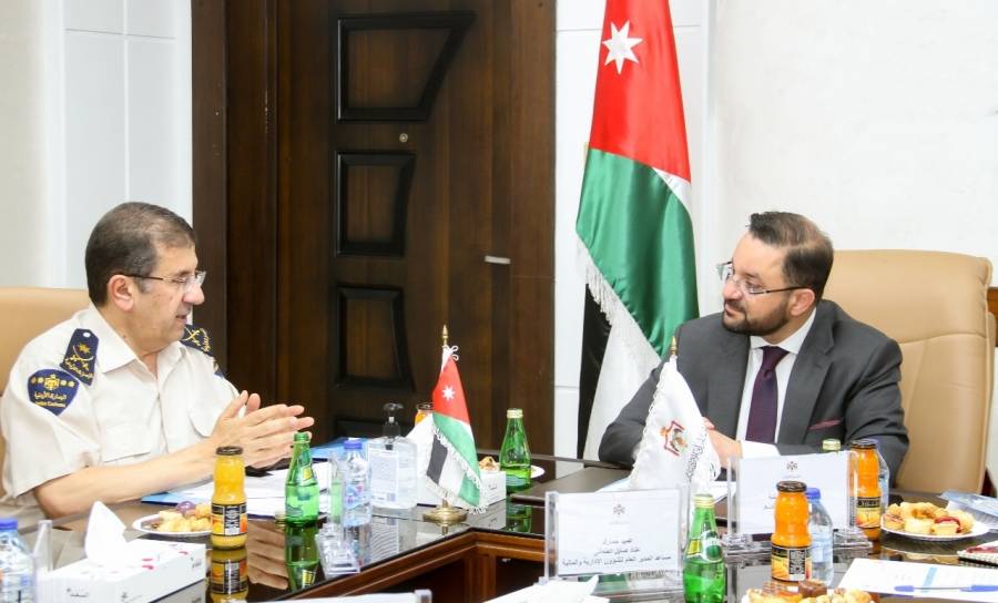 وزير المالية يدعم جهود دائرة الجمارك ويؤكد بأن نظام الضابطة الجمركية لن يؤثر على رواتب مرتبات الجمارك