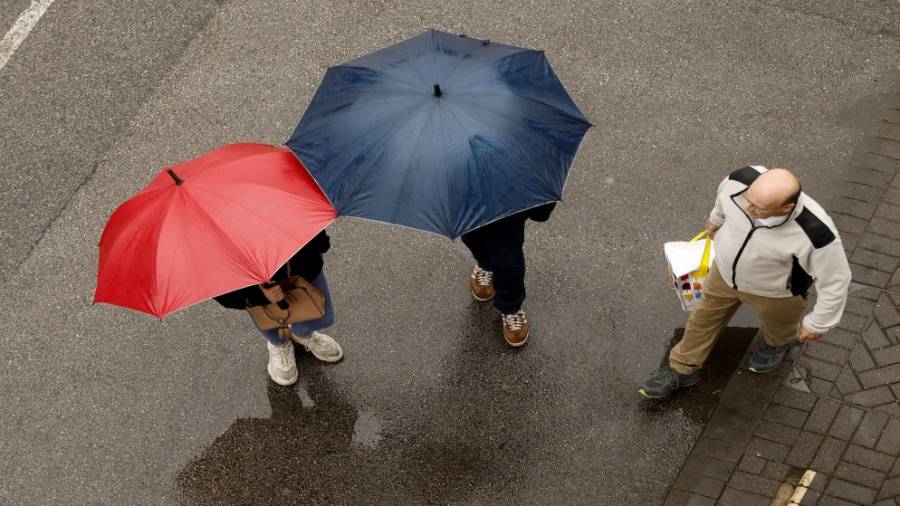 فرصة لأمطار قصيرة المدة الجمعة والسبت وتوقع انخفاض الحرارة الأسبوع المقبل