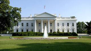 إصابة 4 أشخاص إثر صاعقة ضربت منطقة البيت الأبيض