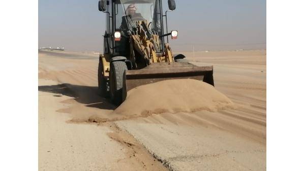 الأشغال تتعامل مع تجمع للرمال على طريق وادي عربة