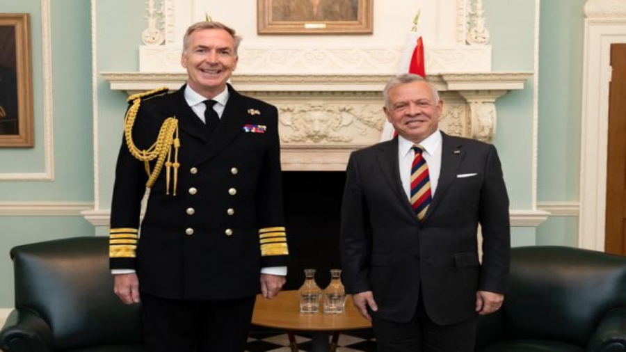 الملك يلتقي رئيس أركان الدفاع البريطاني في لندن