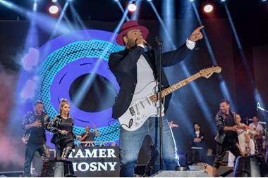 تامر حسني يعلق على خبر تعرضه لحادث سير في الأردن