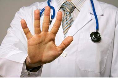 الزعبي يطالب بتغليظ عقوبات المعتدين على الأطباء