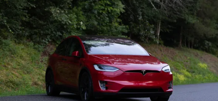دعوى قضائية ضد تسلا لتقديم معلومات مضللة عن القيادة الذاتية