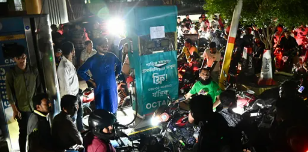 الآلاف يتوافدون على محطات الوقود في بنغلاديش قبل رفع الأسعار