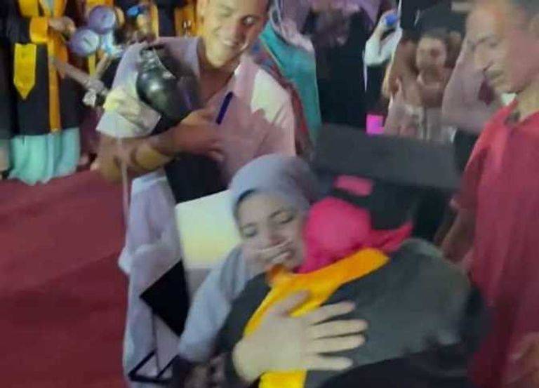 رغم مرضها.. مصرية تحضر حفل تخرج ابنتها بـأسطوانة أكسجين