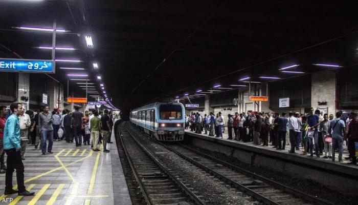 شابة تنتحر تحت عجلات مترو القاهرة